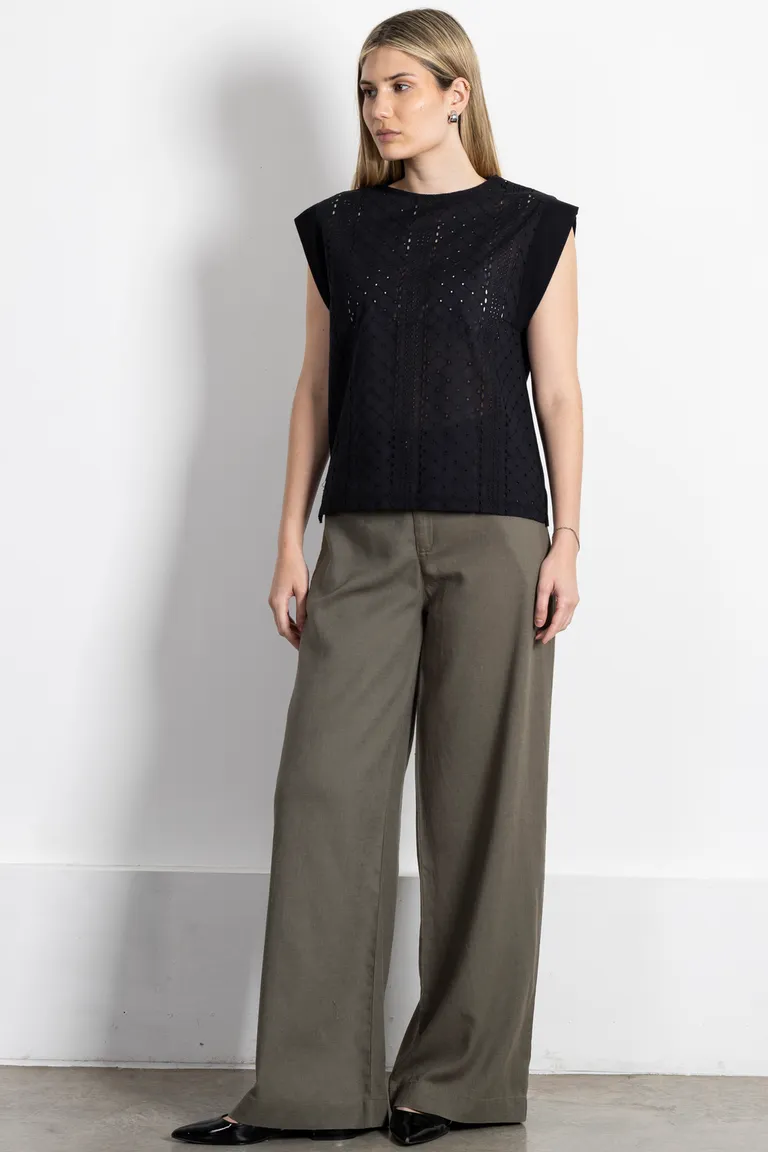 Remera de algodón con bordados y aberturas laterales - Prenda versátil y de moda de Kill en Remeras para argentina