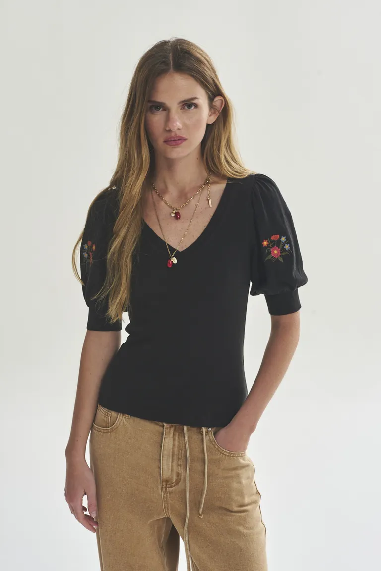 Remera de Corte Ajustado con Detalles de Encaje para Mujer de Akiabara en Remeras para argentina