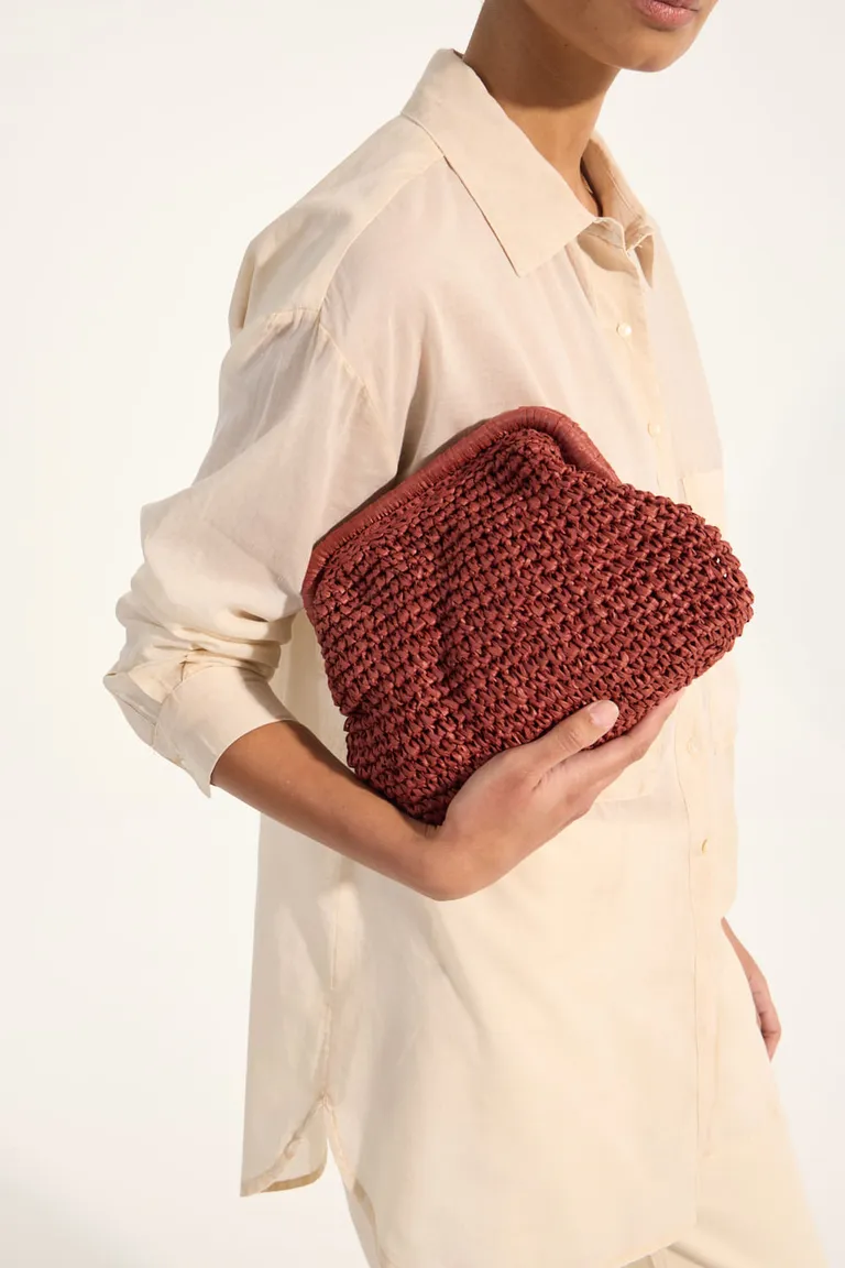 Bolso clutch de rafia con correa regulable, versátil y de diseño elegante de Portsaid en Bolsos y Carteras para argentina