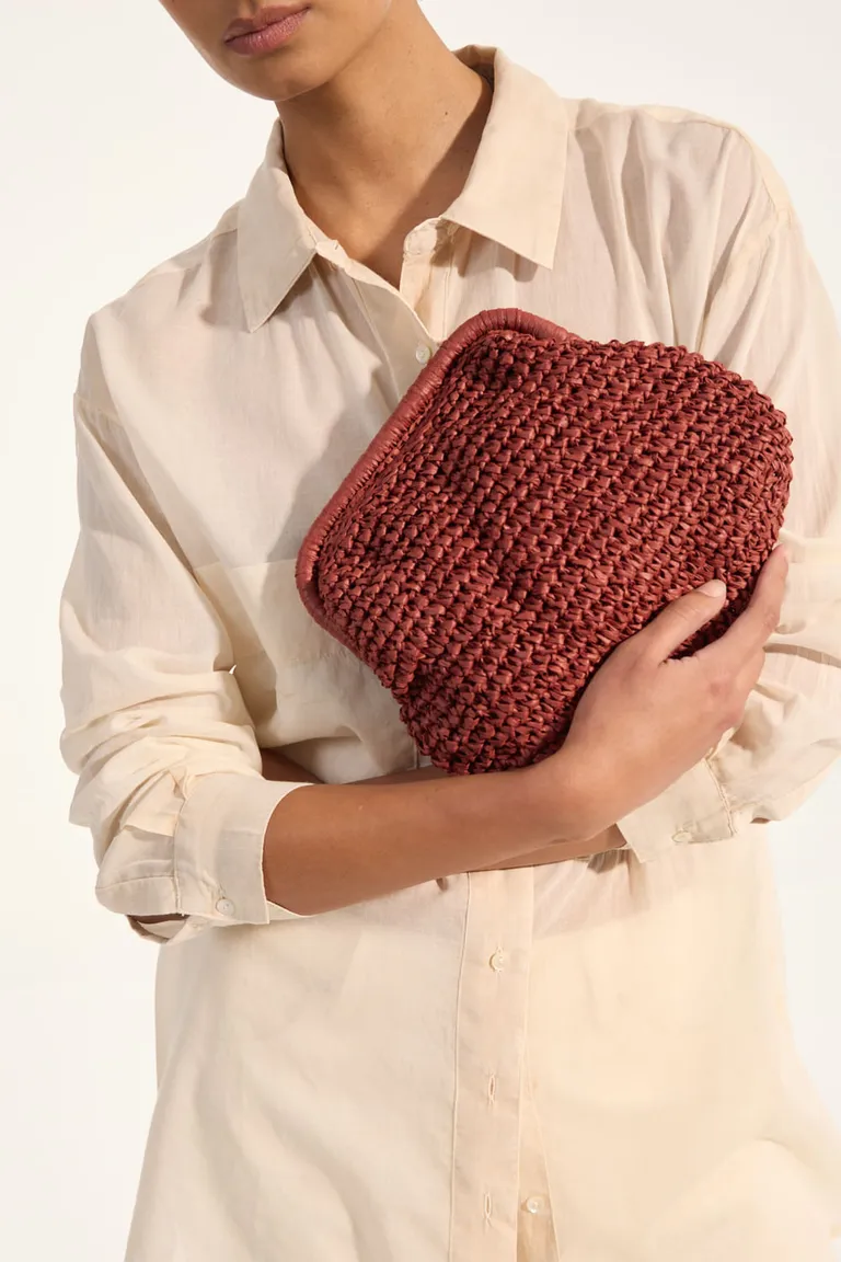 Bolso clutch de rafia con correa regulable, versátil y de diseño elegante de Portsaid en Bolsos y Carteras para argentina