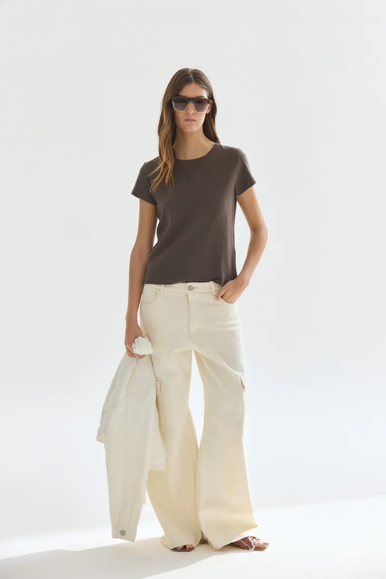 Remera de corte clásico y color natural para un estilo femenino y moderno de Akiabara en Remeras para argentina