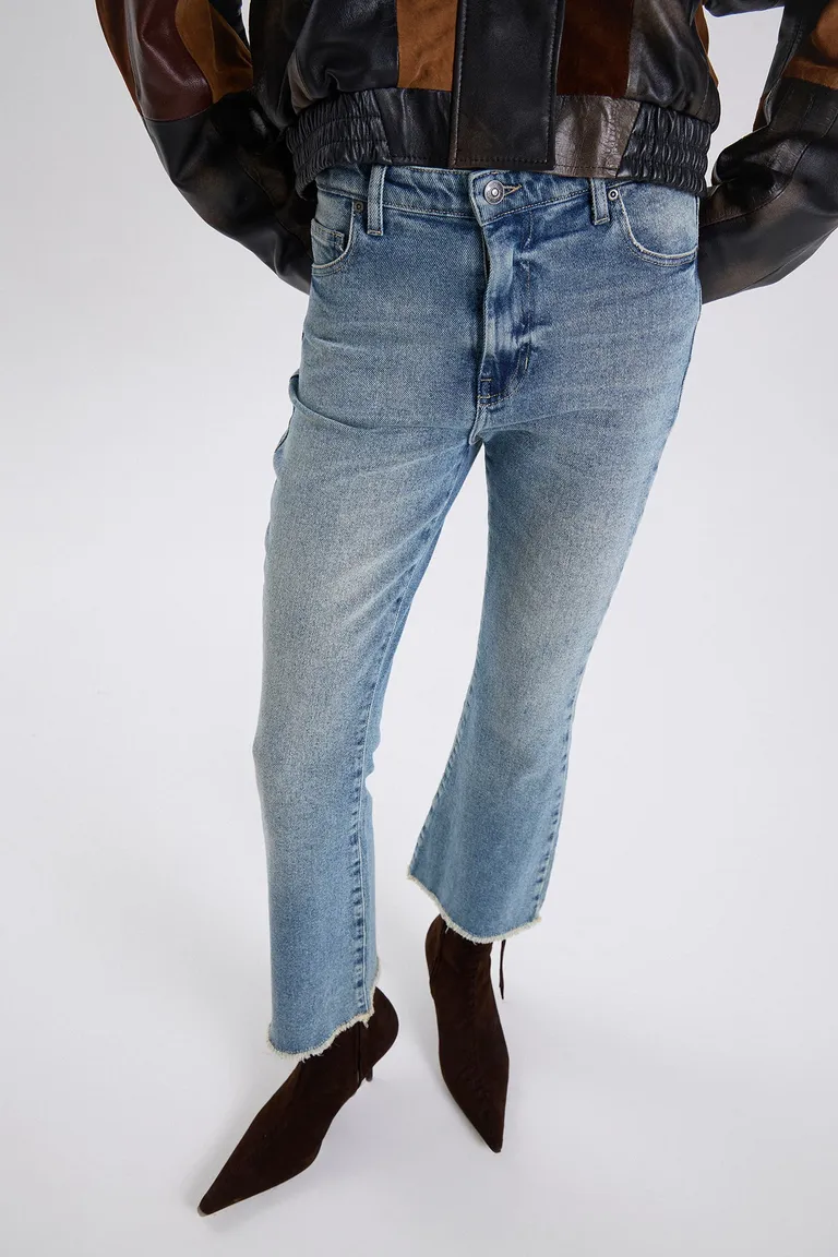 Jean cropped con calce slim y terminación desflecada en el ruedo de Maria Cher en Pantalones para argentina