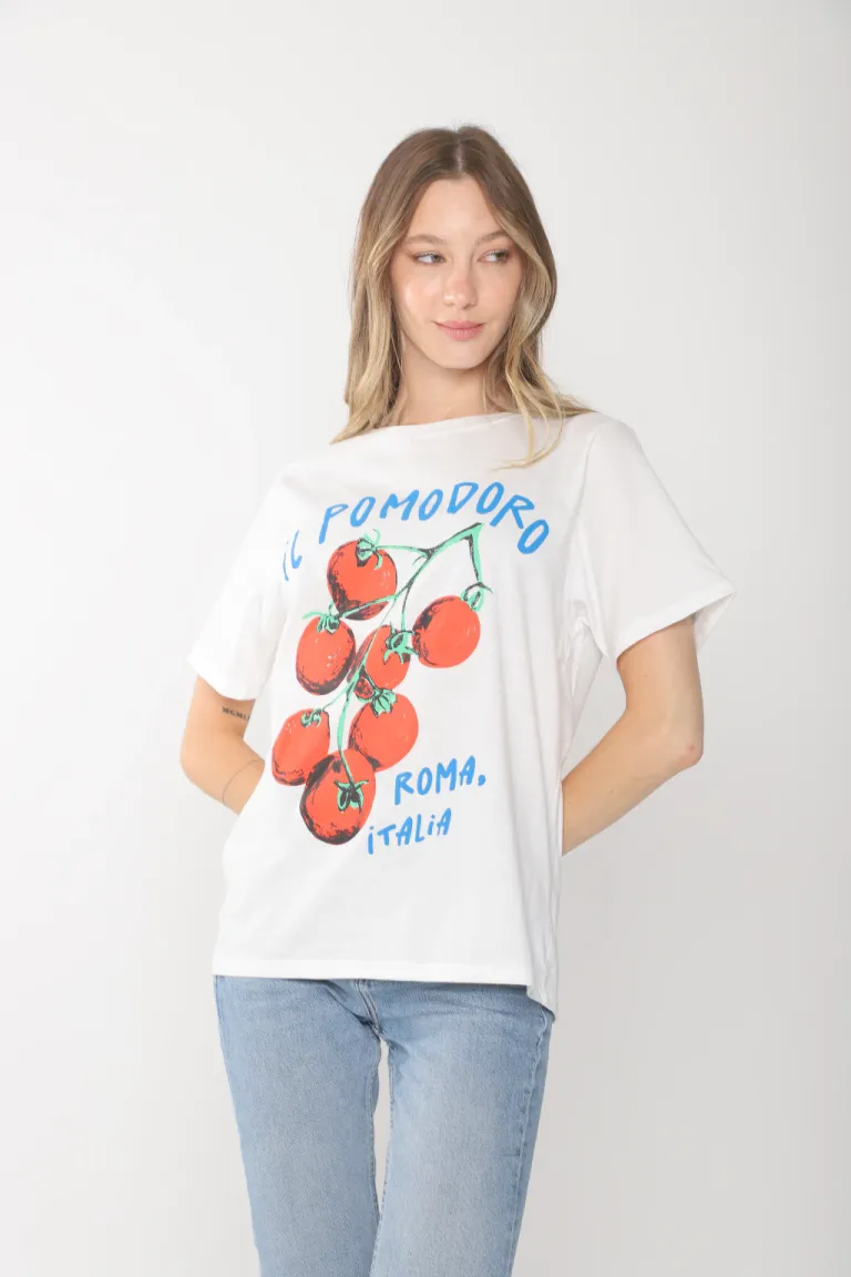 Remera blanca con estampa de tomates, prenda versátil y llamativa de Belle en Remeras para argentina