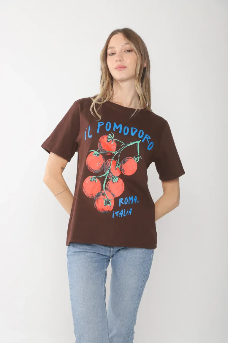 Remera blanca con estampa de tomates, prenda versátil y llamativa de Belle en Remeras para argentina