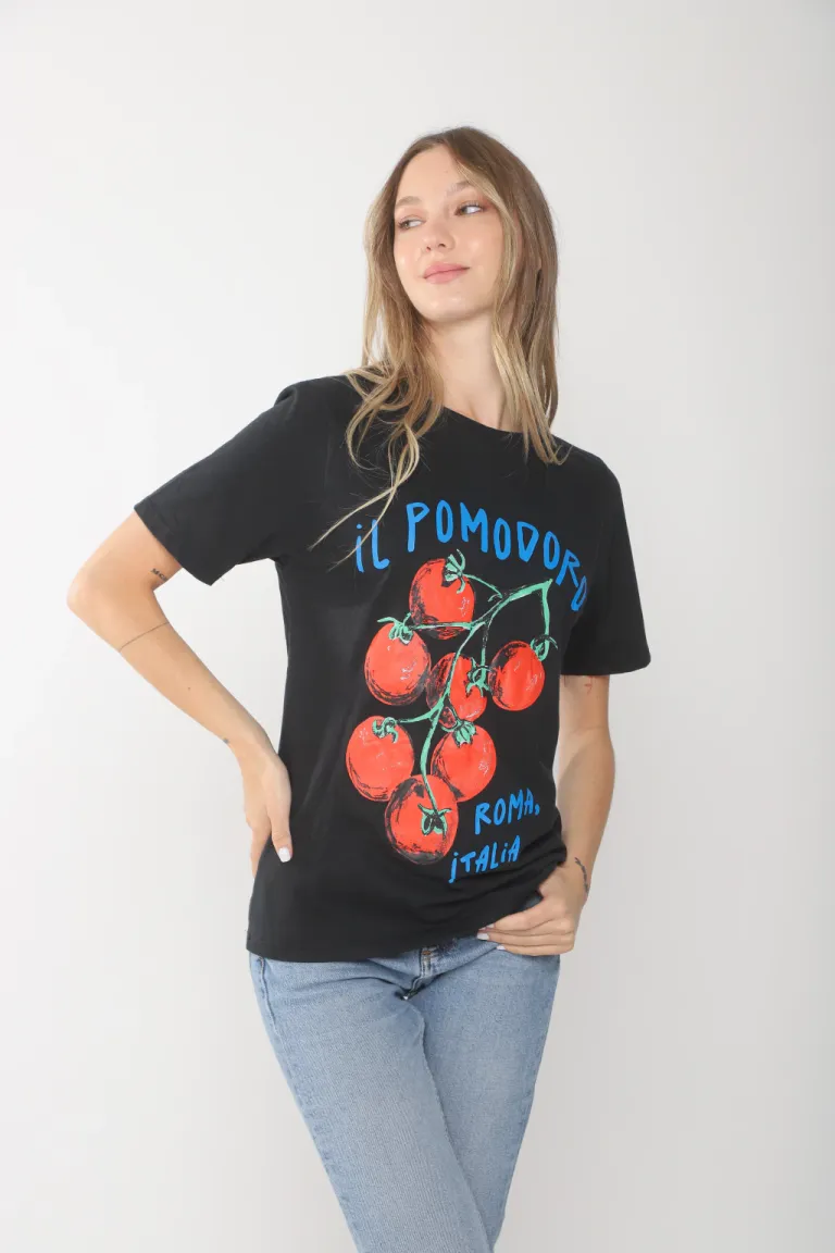 Remera blanca con estampa de tomates, prenda versátil y llamativa de Belle en Remeras para argentina