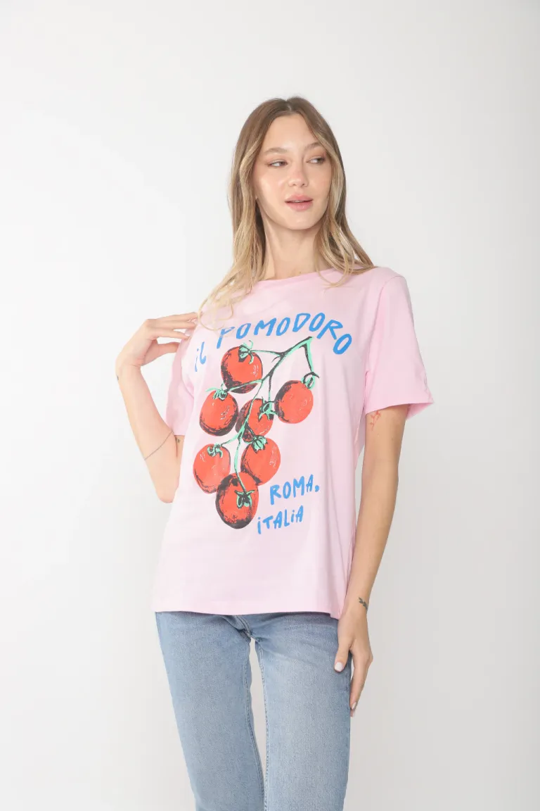 Remera blanca con estampa de tomates, prenda versátil y llamativa de Belle en Remeras para argentina