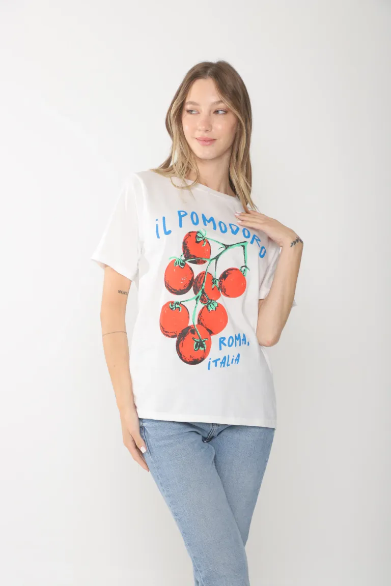 Remera blanca con estampa de tomates, prenda versátil y llamativa de Belle en Remeras para argentina