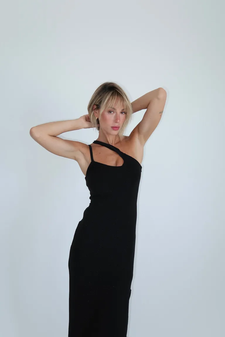 Vestido negro de una tira, elegante y sofisticado para ocasiones formales de Naíma en Vestidos para argentina