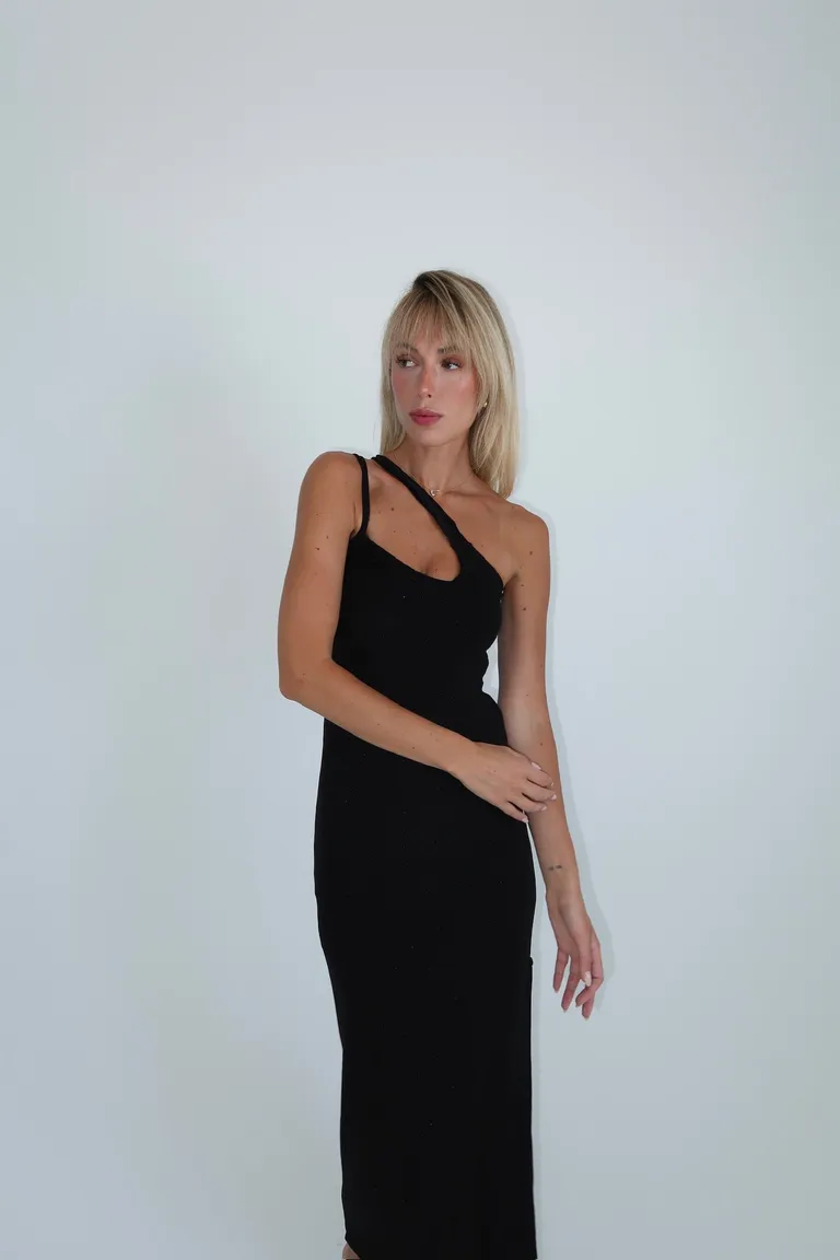 Vestido negro de una tira, elegante y sofisticado para ocasiones formales de Naíma en Vestidos para argentina