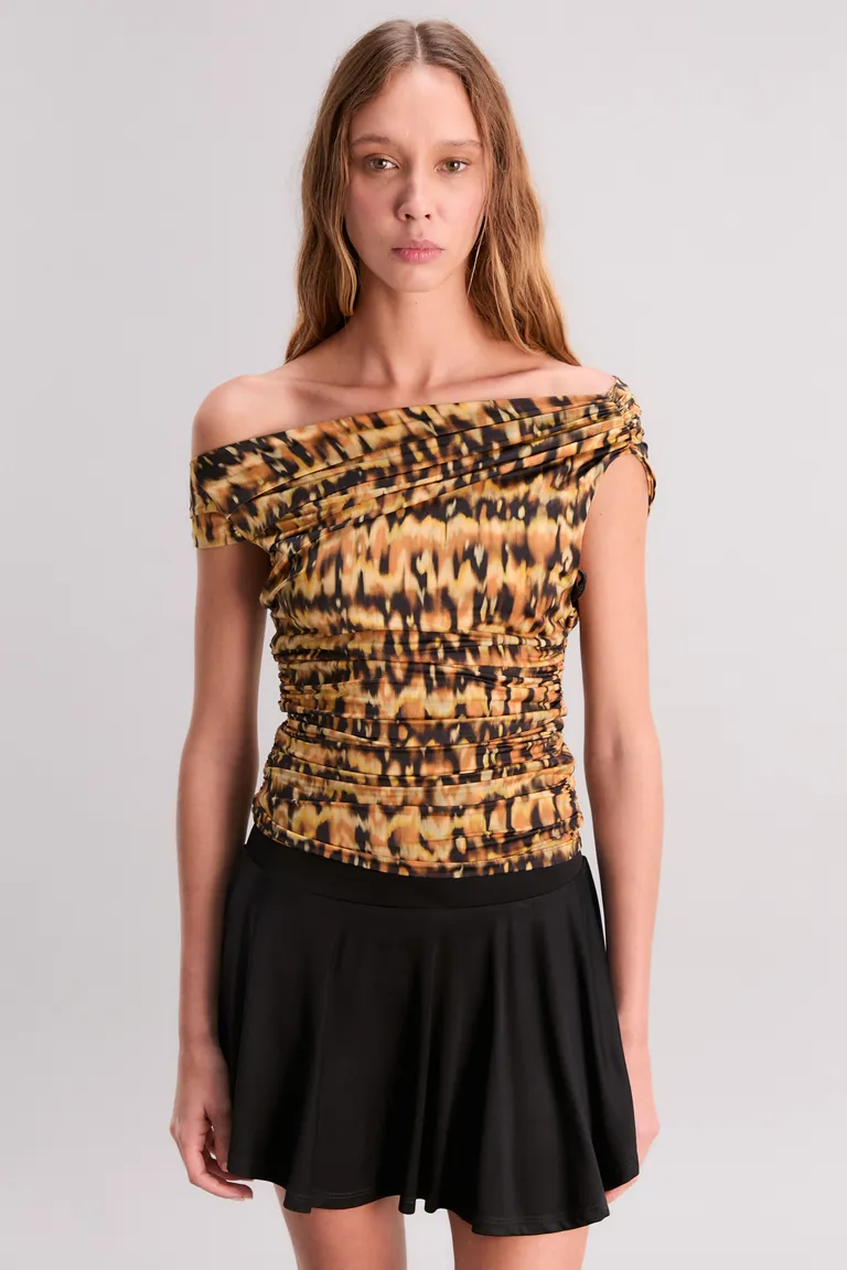Top de hombros caídos con estampa exclusiva y diseño fruncido en los laterales de Kosiuko en Tops para argentina