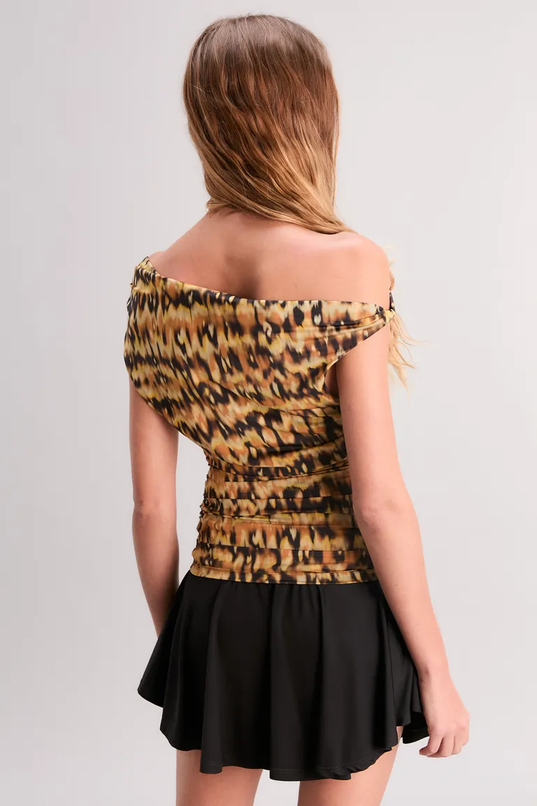 Top de hombros caídos con estampa exclusiva y diseño fruncido en los laterales de Kosiuko en Tops para argentina