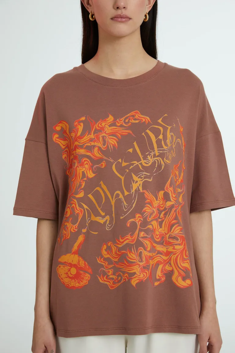 Remera de estampado gráfico en tono marrón con diseño exclusivo de Naíma en Remeras para argentina