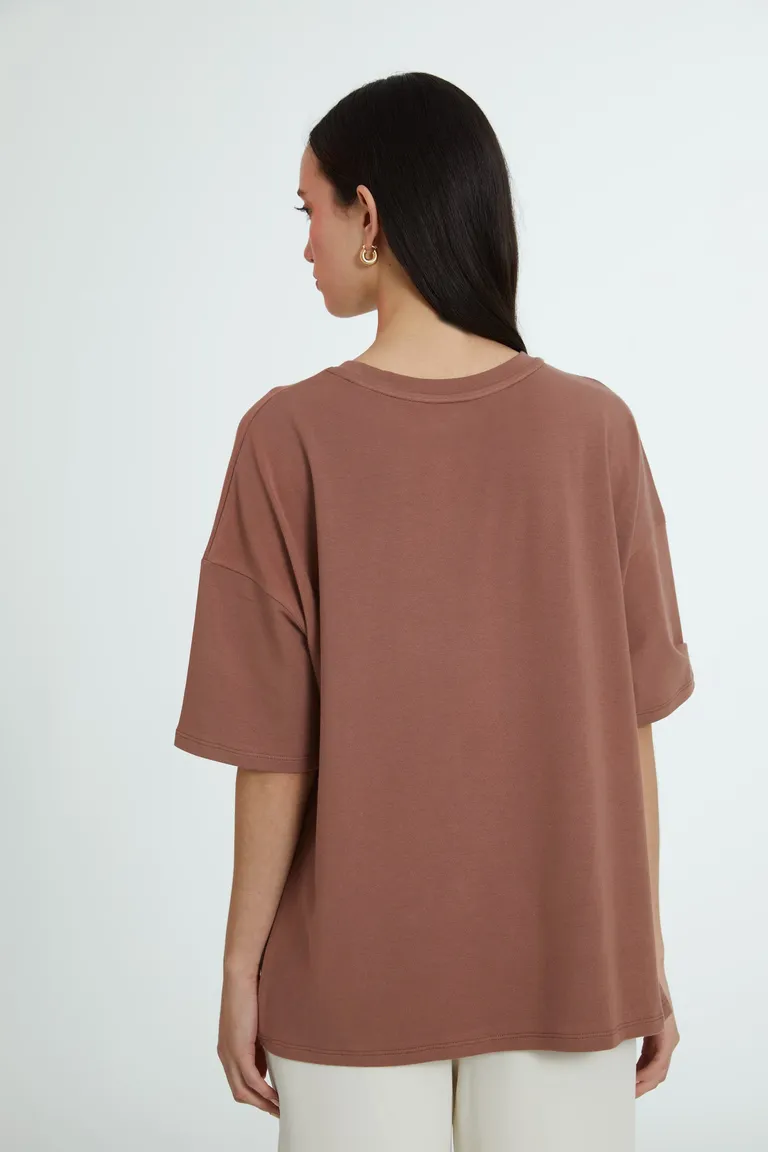 Remera de estampado gráfico en tono marrón con diseño exclusivo de Naíma en Remeras para argentina