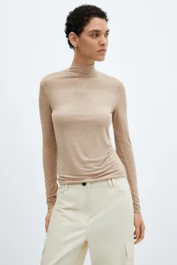 Remera cuello alto larga de Mango en Camisas para argentina