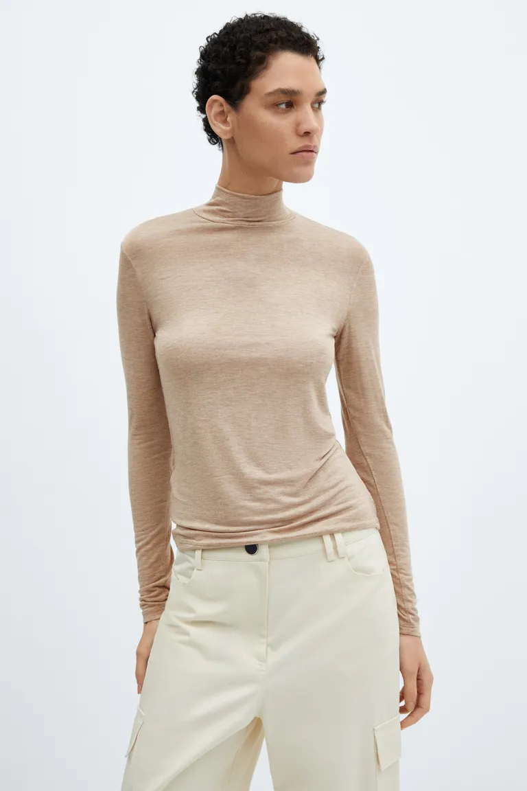 Remera cuello alto larga de Mango en Camisas para argentina