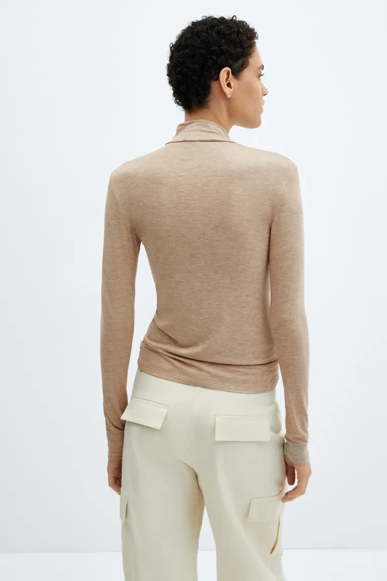 Remera cuello alto larga de Mango en Camisas para argentina