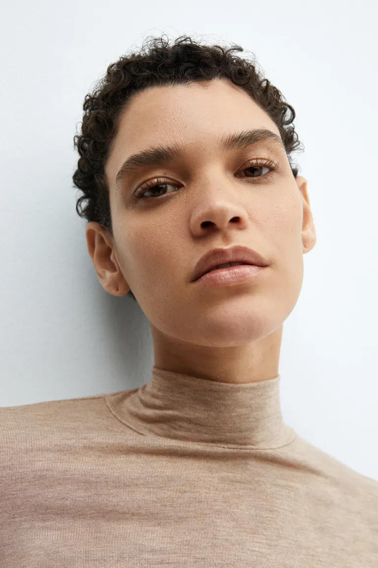 Remera cuello alto larga de Mango en Camisas para argentina