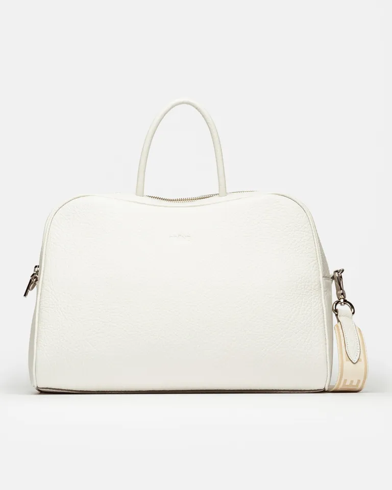 Cartera de mano The Club en cuero graneado con asa y diseño moderno de Prüne en Bolsos y Carteras para argentina