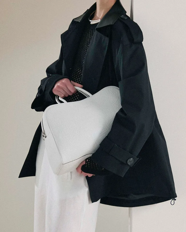 Cartera de mano The Club en cuero graneado con asa y diseño moderno de Prüne en Bolsos y Carteras para argentina