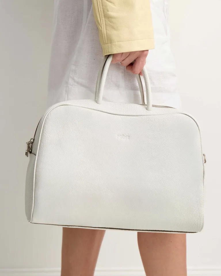 Cartera de mano The Club en cuero graneado con asa y diseño moderno de Prüne en Bolsos y Carteras para argentina