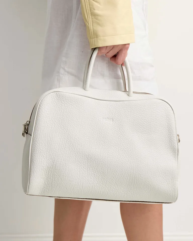 Cartera de mano The Club en cuero graneado con asa y diseño moderno de Prüne en Bolsos y Carteras para argentina