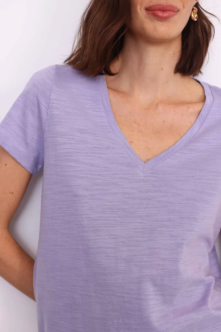 Remera básica manga corta con escote V y calce recto a la cadera de Yagmour en Remeras para argentina