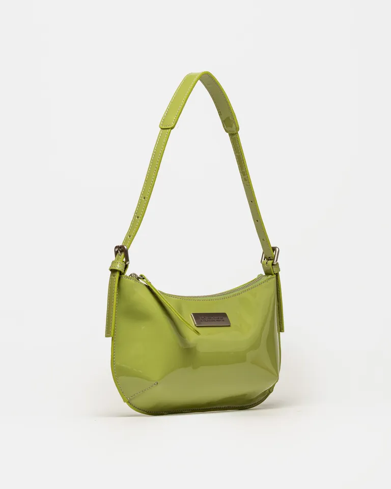 Cartera al hombro de cuero charol verde con manija ajustable de Prüne en Bolsos y Carteras para argentina