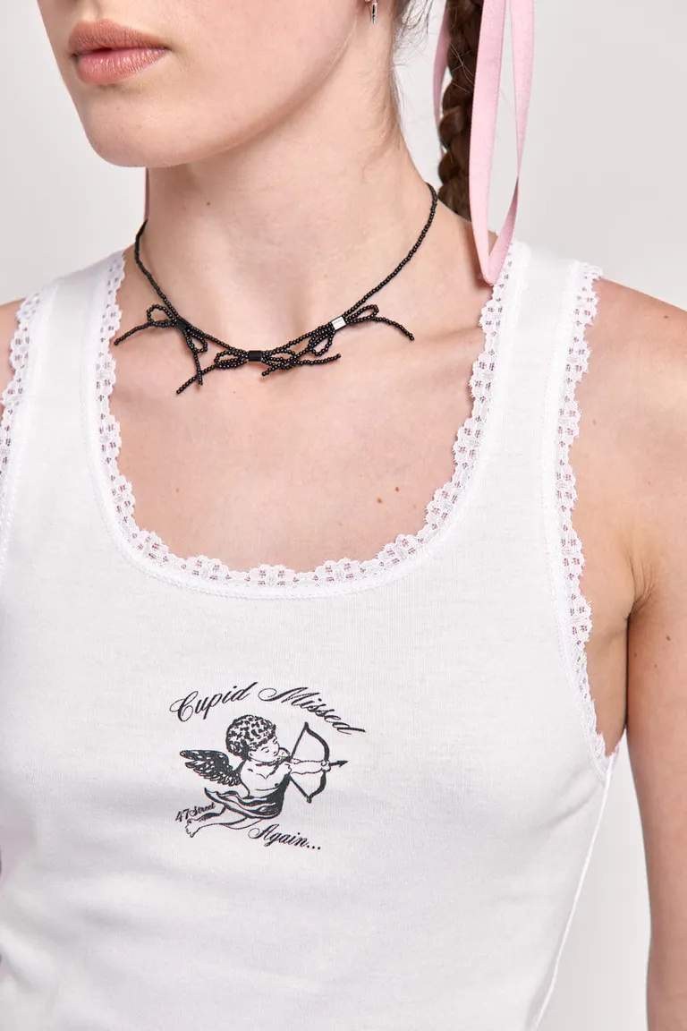 Musculosa sin mangas con detalle de puntilla en escote y estampado central de angelito de 47 Street en Remeras para argentina