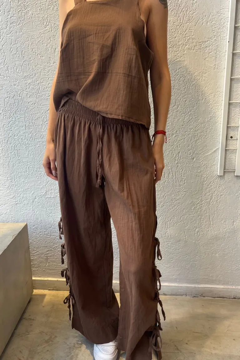 Pantalón marrón con diseño lateral y cintura elástica de Belle en Pantalones para argentina