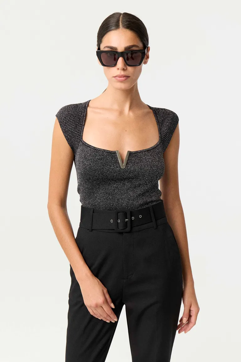 Remera ajustada con escote cuadrado, mangas estilo japonés y aplique metálico frontal de Markova en Remeras para argentina