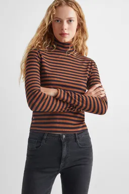 Remera rayada cuello alto de Mango Teen en Buzos y Sweaters para argentina