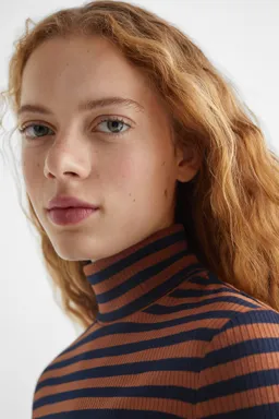 Remera rayada cuello alto de Mango Teen en Buzos y Sweaters para argentina