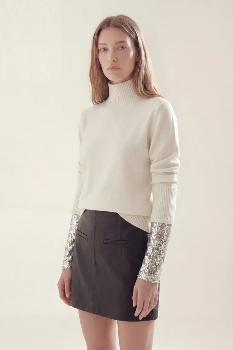 Remera de cuello alto con mangas largas ajustadas y diseño minimalista de Akiabara en Remeras para argentina