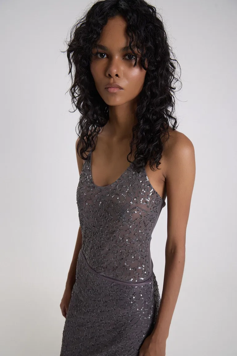 Body de calce entallado con detalle de texturas aplicado y breteles finos de Maria Cher en Bodies para argentina