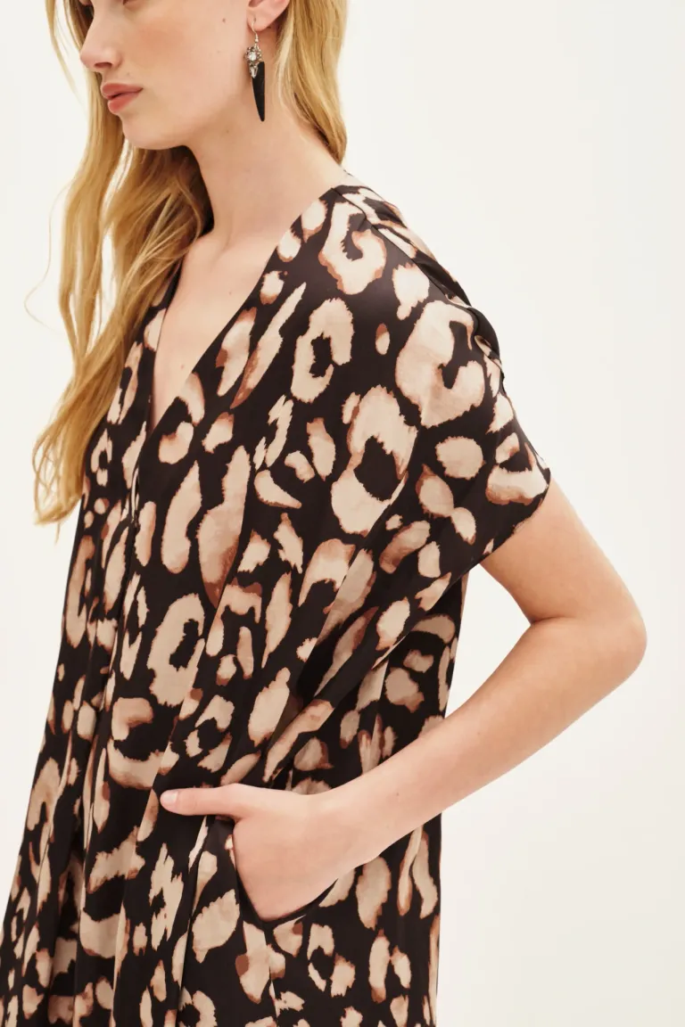 Vestido largo estampado estilo túnica con escote en V, mangas cortas y bolsillos laterales de Rapsodia en Vestidos para argentina