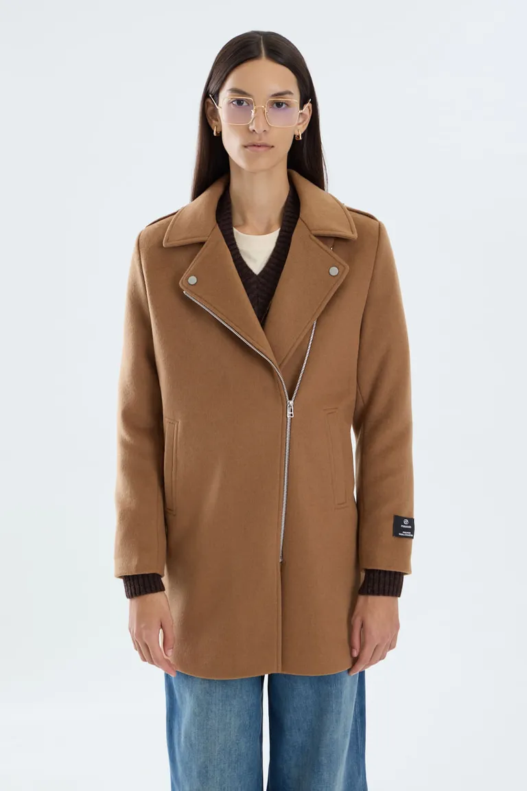 Abrigo entallado tipo moto con cierre metálico, bolsillos laterales y tajo en la espalda de Portsaid en Chaquetas para argentina