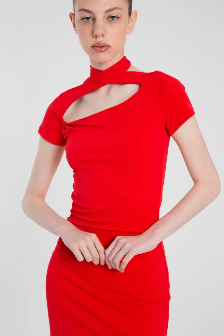 Vestido de punto rojo con escote cruzado y detalle de nudo en la sisa de Naíma en Vestidos para argentina