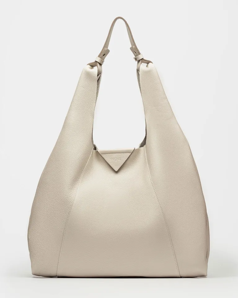 Bolso de cuero graneado en tono neutro, ideal para uso diario y de oficina de Prüne en Bolsos y Carteras para argentina