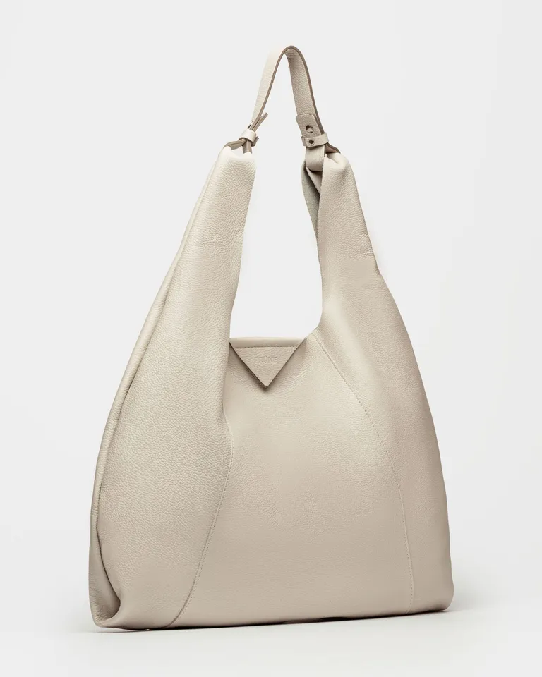 Bolso de cuero graneado en tono neutro, ideal para uso diario y de oficina de Prüne en Bolsos y Carteras para argentina