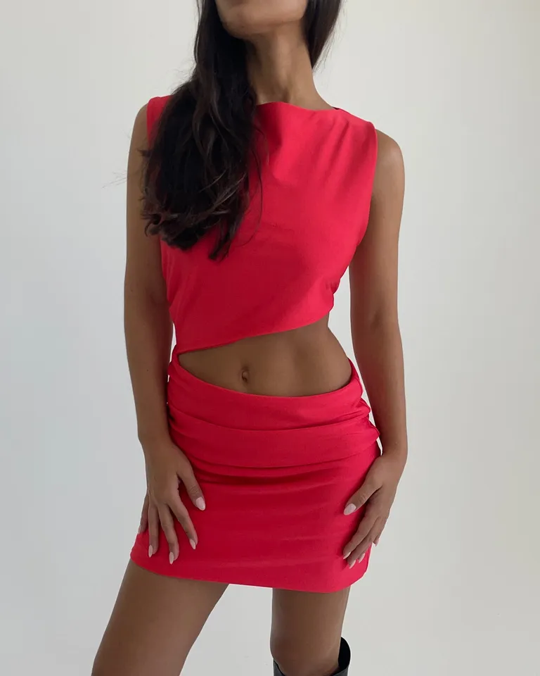 Vestido rojo corto con recorte en la cintura y calce ajustado al cuerpo de Naíma en Vestidos para argentina