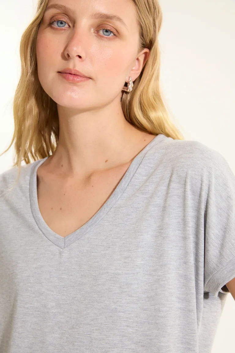 Remera de viscosa y elastano de escote en V, de corte amplio y caída elegante de Portsaid en Remeras para argentina