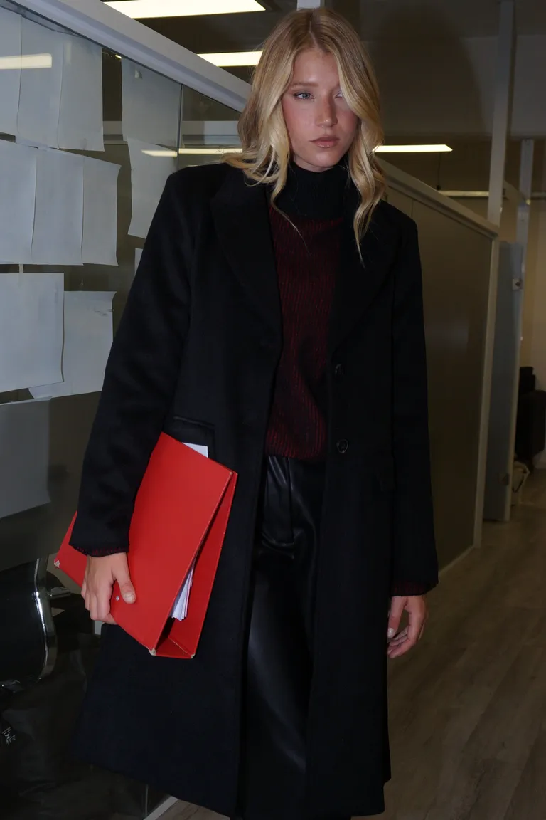 Tapado largo con cierre de botones, solapas clásicas y bolsillos laterales, ideal para uso urbano de Naíma en Tapados para argentina