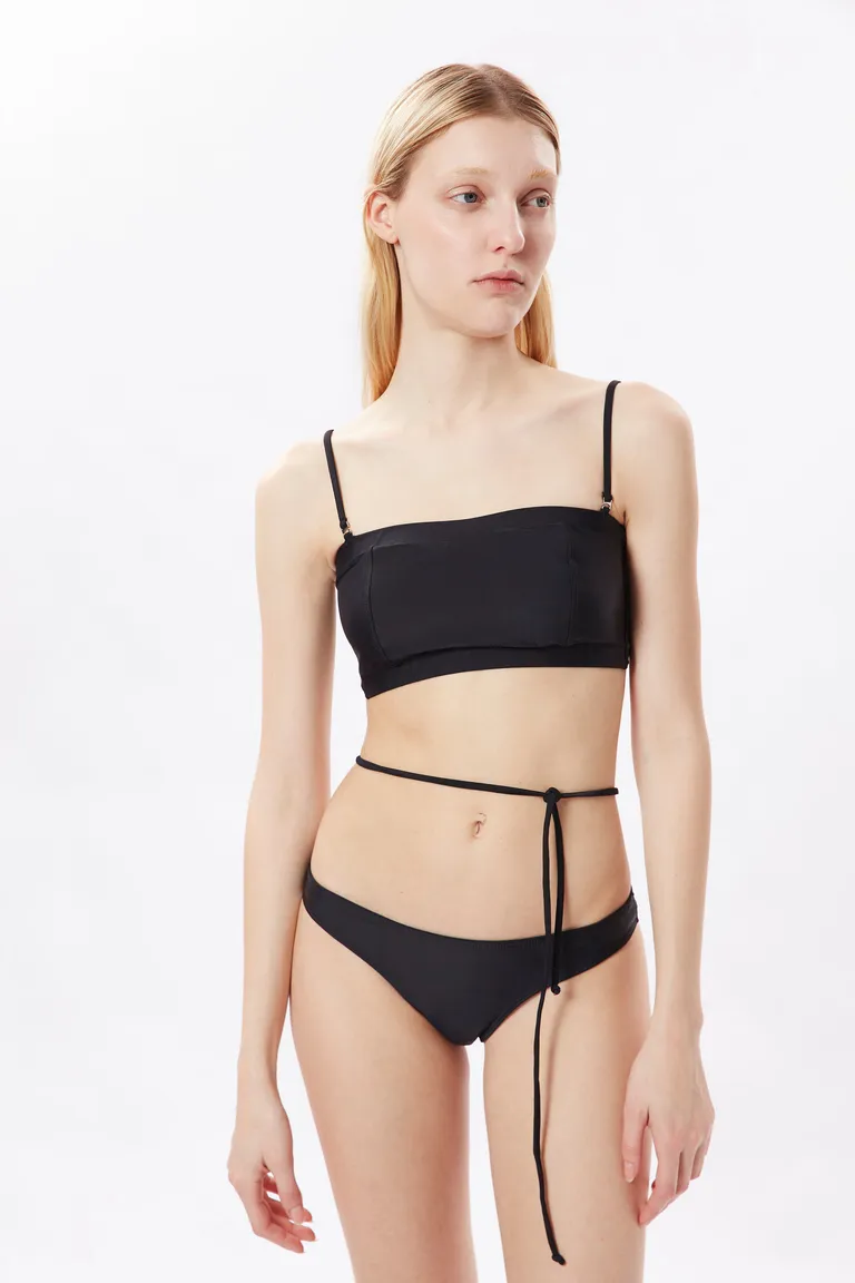 Conjunto de bikini negro con detalles modernos y elegantes para lucir radiante en la playa de Naíma en Swimwear y Beachwear para argentina