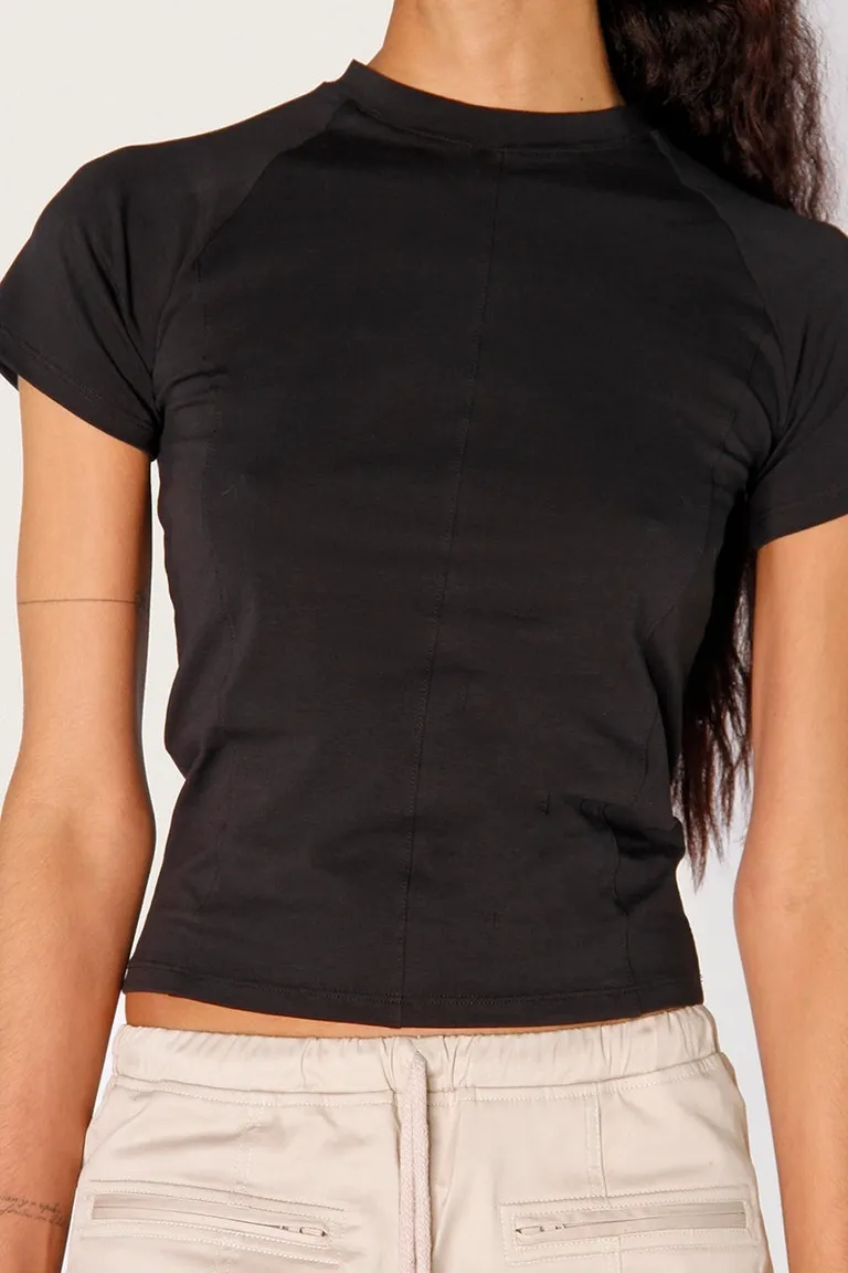 Remera negra de manga corta con recorte central para un ajuste modular y definido de Sofia Sarkany en Remeras para argentina