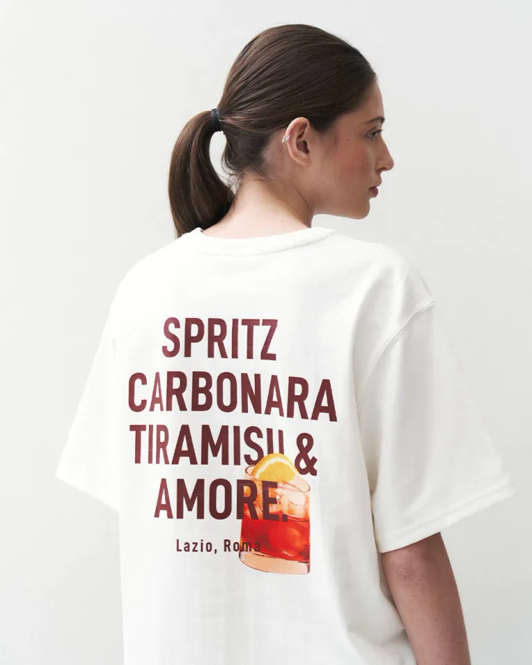 Remera blanca oversized con diseño gráfico y estampado de Spritz Carbonara Tiramisu Amore de Sky en Remeras para argentina