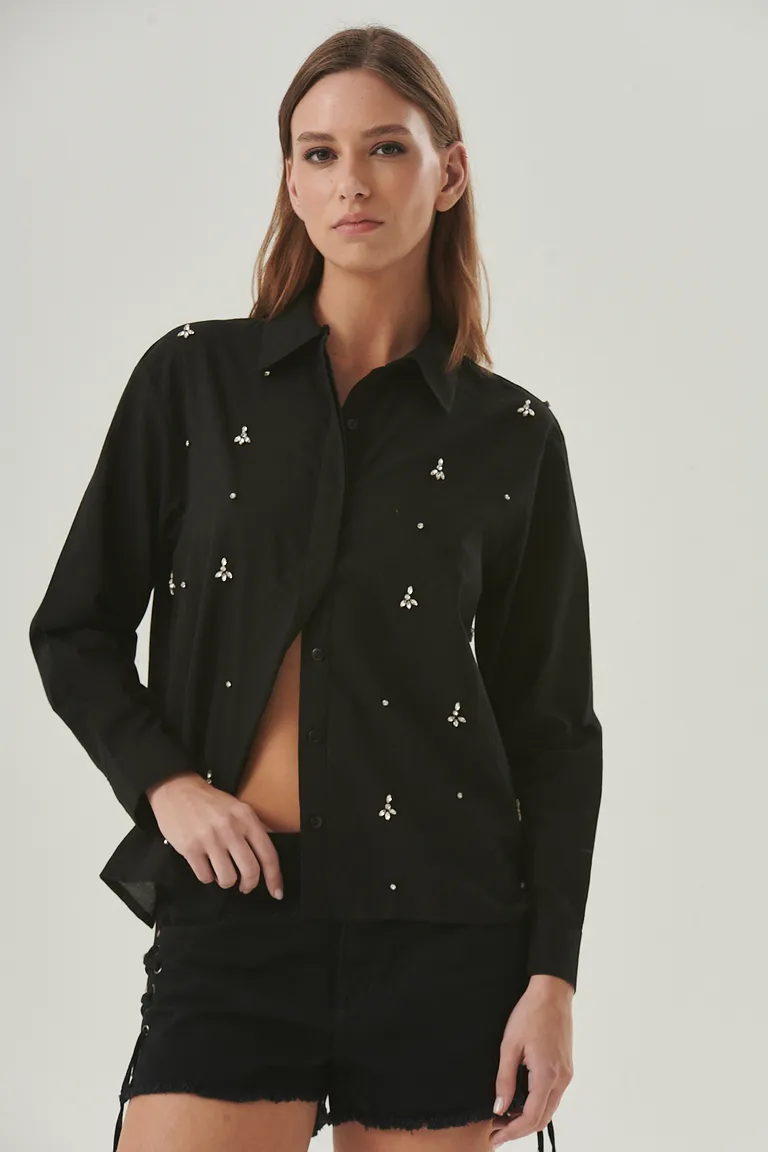 Camisa negra de algodón con detalles florales bordados brillantes para un look elegante y contemporáneo de Sweet en Camisas para argentina