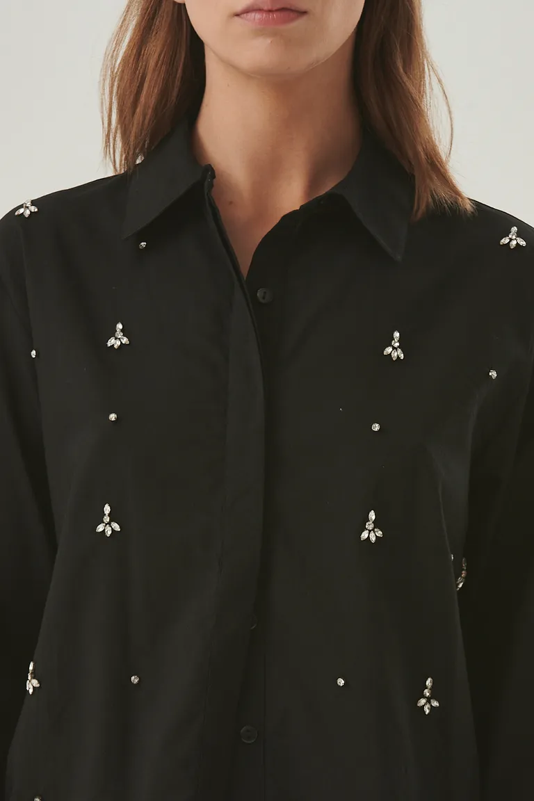 Camisa negra de algodón con detalles florales bordados brillantes para un look elegante y contemporáneo de Sweet en Camisas para argentina