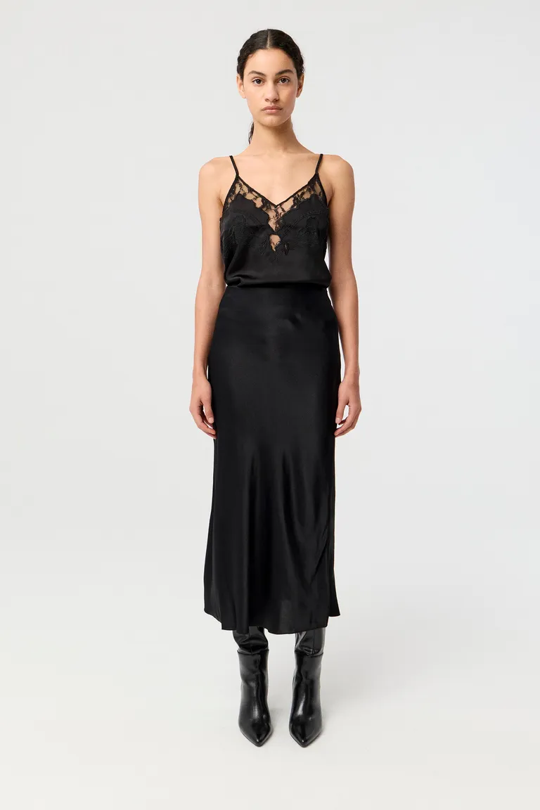 Top de tirantes finos con detalles de encaje y bordado en el escote de Markova en Tops para argentina