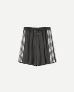 Bermuda técnica con pinzas de Bershka en Bermudas y Shorts para argentina