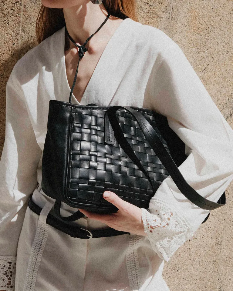 Bolso tejido de cuero vacuno con diseño único y artesanal, perfecto para el día a día de Prüne en Bolsos y Carteras para argentina